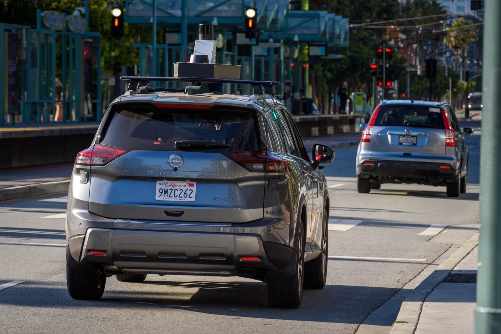 Roof-mounted optical camera and LiDAR sensor array used for autonomous vehicular object classification and spatial telemetry.