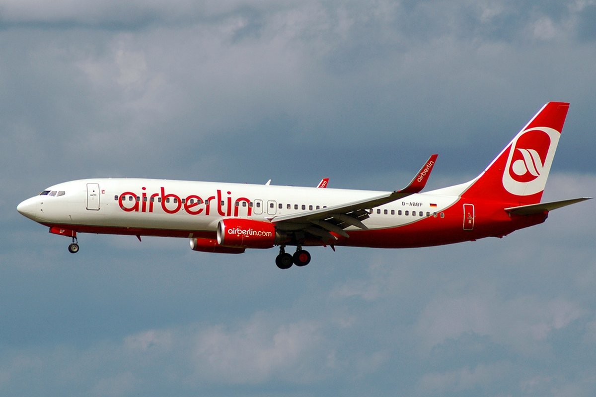 Commercial passenger transport approaching an active runway threshold under approach lighting
